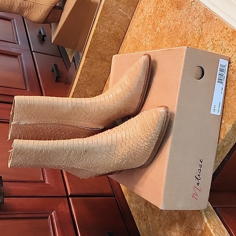 Matisse, Cathy, Tan Snake boots-NEVER worn
